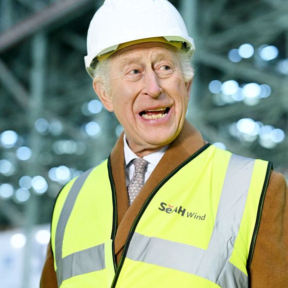 Le roi Charles III d'Angleterre, visite l'usine de turbines offshore de SeAH Winds à Middlesbrough.