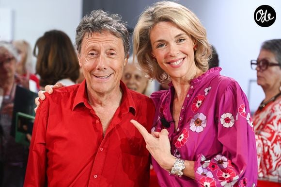 La musique occupera également une place importante tout au long de l’émission.

Antoine de Maximy et Julie Andrieu lors de l'enregistrement de l'émission Vivement dimanche spéciale Voyages au studio Rive gauche, présentée par M.Drucker, diffusée sur France 3 le 28 juin 2026, à Paris, France, le 28 mai 2026. © Guillaume Gaffiot/Bestimage