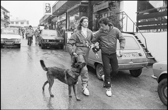 Archives - La Princesse Caroline de Monaco et son mari Philippe Junot dans les rues de Courchevel promenant leur chien. 26 mars 1979
©BERTRAND RINDOFF PETROFF / BESTIMAGE