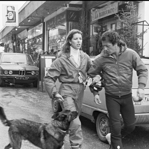 Archives - La Princesse Caroline de Monaco et son mari Philippe Junot dans les rues de Courchevel promenant leur chien. 26 mars 1979
©BERTRAND RINDOFF PETROFF / BESTIMAGE