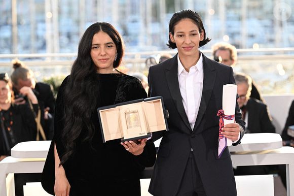 L'actrice française Nadia Melliti pose avec la réalisatrice et scénariste française Hafsia Herzi lors d'un photocall avec son trophée après avoir remporté le Prix d'interprétation féminine pour son rôle dans le film "La Petite derniere" lors de la cérémonie de clôture de la 78ème édition du Festival de Cannes à Cannes, France, le 24 mai 2025. Photo de David Niviere/ABACAPRESS.COM