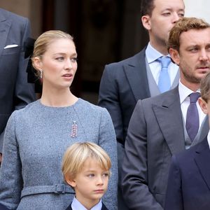 Pierre Casiraghi, Charlotte Casiraghi et ses enfants Raphaël Elmaleh,  Balthazar Rassam - La famille princière monégasque dans la cour d'honneur du palais lors de la la fête nationale à Monaco le 19 novembre 2025. © Dominique Jacovides - Bruno Bebert / Bestimage
