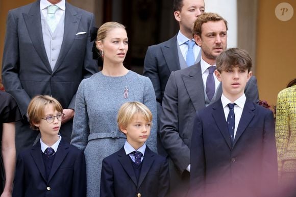 Pierre Casiraghi, Charlotte Casiraghi et ses enfants Raphaël Elmaleh,  Balthazar Rassam - La famille princière monégasque dans la cour d'honneur du palais lors de la la fête nationale à Monaco le 19 novembre 2025. © Dominique Jacovides - Bruno Bebert / Bestimage