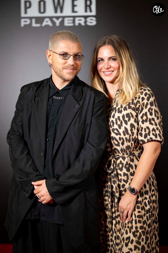 Devenu depuis un DJ reconnu et papa d'une petite Hayden, Mosimann s'apprête désormais à revenir là où sa vie a basculé mais à une toute autre place

Mosimann et sa meilleure amie et manageuse Maud au photocall de la soirée des Billboard Power Players à la salle Cortot à Paris le 15 septembre 2026. © Pierre Perusseau / Bestimage