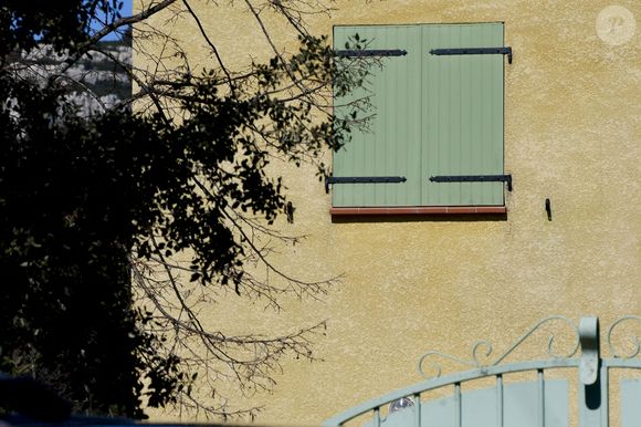 Selon l'avocate du grand-père d'Émile, Philippe Vedovini, cette page est clairement tournée. 

Maison des grands-parents d'Emile Soleil, un jeune garçon français retrouvé mort après avoir disparu en 2023, au milieu des recherches de la propriété dans le cadre de l'enquête sur la mort du garçon, à La Bouilladisse, France, le 25 mars 2025. © William Cannarella/Psnewz/Bestimage