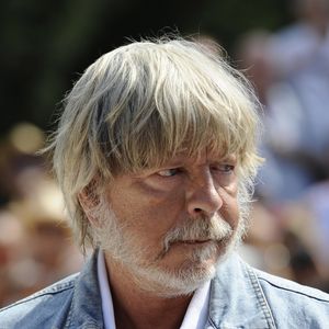 Renaud est actuellement à Montréal pour célébrer ses 50 ans de carrière.

Le chanteur Renaud - Tournoi de pétanque Grand Prix des Personnalités d'Isle sur la Sorgue dans le Vaucluse (84) le 24 juin 2017 © Eric Etten / Bestimage