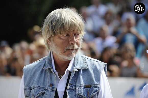 Renaud est actuellement à Montréal pour célébrer ses 50 ans de carrière.

Le chanteur Renaud - Tournoi de pétanque Grand Prix des Personnalités d'Isle sur la Sorgue dans le Vaucluse (84) le 24 juin 2017 © Eric Etten / Bestimage