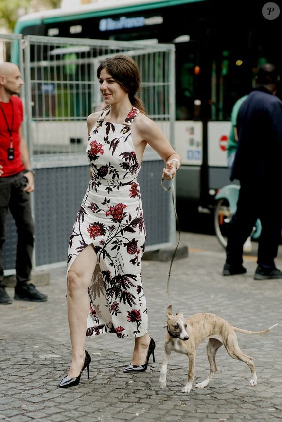 Street style, Esther Garrel arrivant au défilé Patou printemps-été 2023, qui s'est tenu à la salle Wagram, Paris, France, le 2 juillet 2023. Photo par Marie-Paola Bertrand-Hillion/ABACAPRESS.COM