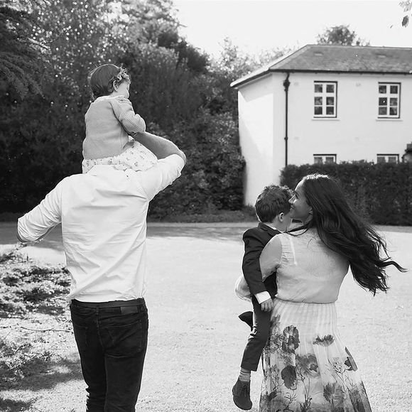 Elle porte un sweat noir très simple mais au détail symbolique : les prénoms de ses enfants sont brodés au niveau du col. Un clin d'oeil plein d'amour qui veut tout dire
Le prince Harry, duc de Sussex et Meghan Markle, duchesse de Sussex, avec leurs enfants Archie et Lilibet.
