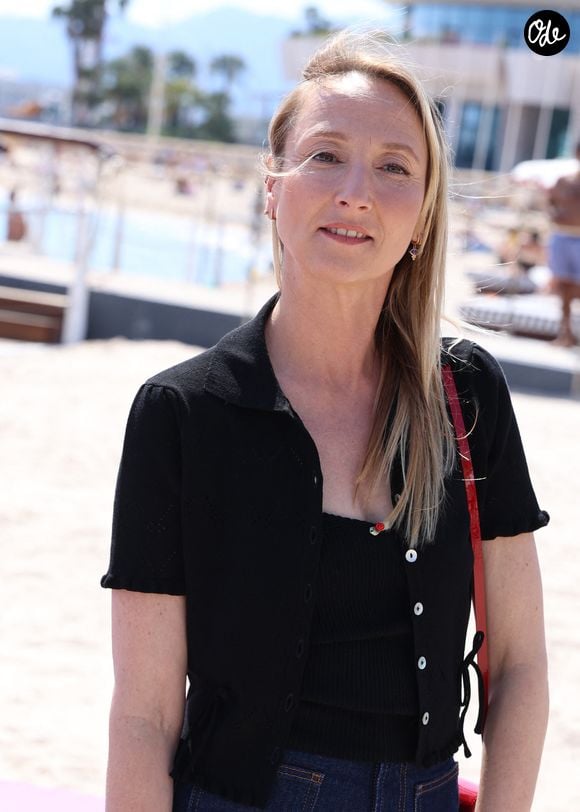 L'entrepreneur a aussi enregistré "100% de croissance du CA par an sur les 3 premières années".

Audrey Lamy lors de la 9ème édition de "CanneSeries" sur la plage du Majestic à Cannes, le 25 avril 2026.

© Denis Guignebourg / Bestimage