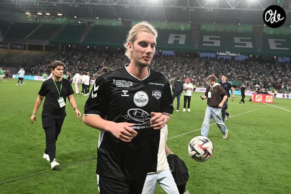 Seule ombre au tableau dans cette avalanche de bonheur ? Le football. Et oui, Paul Mirabel n'a pas pu s'empêcher de rajouter en commentaire de sa propre publication la petite phrase : "à part le 2-0 contre l’Espagne dont personnellement je me suis pas encore remis". 

Mirabel Paul - Match des héros au stade Geoffroy-Guichard de Saint-Etienne le 31 mai 2026. © Mourad Allili/PsnewZ//Bestimage