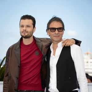 Jules Benchetrit et le réalisateur Samuel Benchetrit assistent au photocall "Cette Musique Ne Joue Pour Personne" lors du 74ème Festival de Cannes le 10 juillet 2021 à Cannes, France. Photo by ShootPix/ABACAPRESS.COM