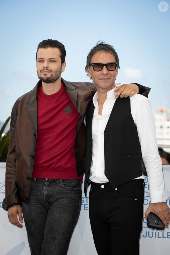 Jules Benchetrit et le réalisateur Samuel Benchetrit assistent au photocall "Cette Musique Ne Joue Pour Personne" lors du 74ème Festival de Cannes le 10 juillet 2021 à Cannes, France. Photo by ShootPix/ABACAPRESS.COM