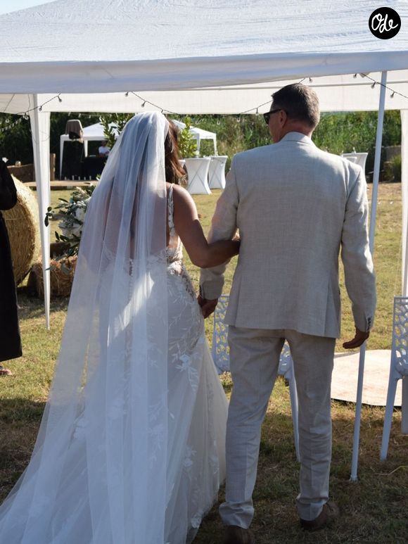 Si la mariée est apparue dans une longue robe blanche en dentelle et tulle et l'avocat dans un costume beige trois pièces, les enfants de Magali ont, eux, attiré l'attention avec leurs tenues vertes. 

Mariage de Marc Geiger et Magali le 4 juillet 2026 @Instagram