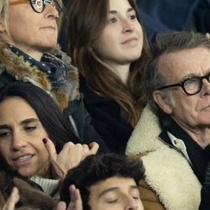 Franck Dubosc avec sa femme Danièle et leur fils - Célébrités dans les tribunes lors du match de Ligue des Champions entre le Paris Saint Germain contre Tottenham Hotspur Football Club (5-3) au Parc des Princes à Paris le 26 novembre 2025. © Cyril Moreau/Bestimage