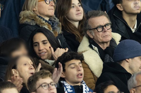 Franck Dubosc avec sa femme Danièle et leur fils - Célébrités dans les tribunes lors du match de Ligue des Champions entre le Paris Saint Germain contre Tottenham Hotspur Football Club (5-3) au Parc des Princes à Paris le 26 novembre 2025. © Cyril Moreau/Bestimage