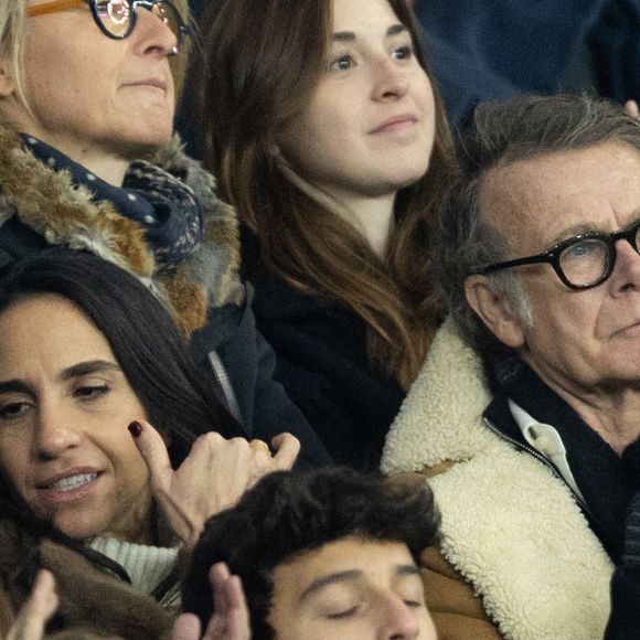 Franck Dubosc avec sa femme Danièle et leur fils - Célébrités dans les tribunes lors du match de Ligue des Champions entre le Paris Saint Germain contre Tottenham Hotspur Football Club (5-3) au Parc des Princes à Paris le 26 novembre 2025. © Cyril Moreau/Bestimage