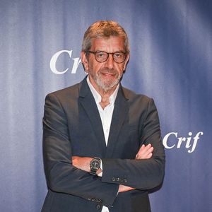 Michel Cymes, médecin et chirurgien français, pose à son arrivée au dîner annuel du Conseil représentatif des institutions juives de France (CRIF) au Carrousel du Louvre à Paris, le 6 mai 2024. Photo de Tomas Stevens/ABACAPRESS.COM