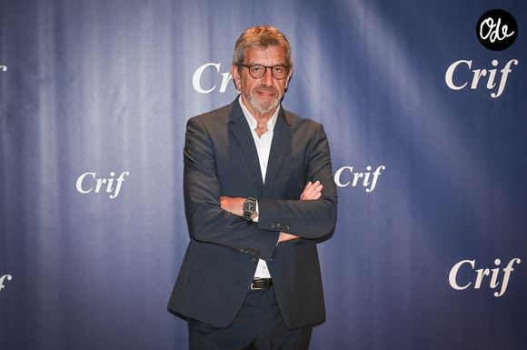 Michel Cymes, médecin et chirurgien français, pose à son arrivée au dîner annuel du Conseil représentatif des institutions juives de France (CRIF) au Carrousel du Louvre à Paris, le 6 mai 2024. Photo de Tomas Stevens/ABACAPRESS.COM