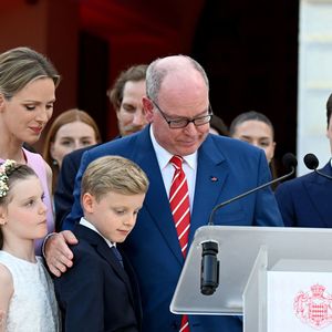Le prince Albert II de Monaco, la princesse Charlene et leurs enfants, le prince héréditaire Jacques et la princesse Gabriella, Charlotte Casiraghi, Tatiana Santo Domingo, Andrea Casiraghi et Louis Ducruet - Célébration des 20 ans de règne du prince souverain Albert II de Monaco sur la place du Palais à Monaco, le 19 juillet 2025. © Bruno Bebert/Bestimage