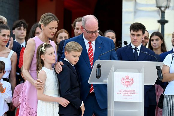 Le prince Albert II de Monaco, la princesse Charlene et leurs enfants, le prince héréditaire Jacques et la princesse Gabriella, Charlotte Casiraghi, Tatiana Santo Domingo, Andrea Casiraghi et Louis Ducruet - Célébration des 20 ans de règne du prince souverain Albert II de Monaco sur la place du Palais à Monaco, le 19 juillet 2025. © Bruno Bebert/Bestimage