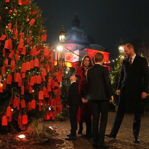 Le Prince et la Princesse de Galles avec leurs enfants le Prince George, la Princesse Charlotte et le Prince Louis regardent les messages sur l'arbre de la gentillesse avant le service de chants de Noël Together At à l'Abbaye de Westminster à Londres, Royaume-Uni, le 6 décembre 2024. Photo by Jordan Pettitt/PA Wire/ABACAPRESS.COM