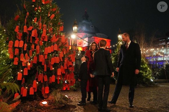 Le Prince et la Princesse de Galles avec leurs enfants le Prince George, la Princesse Charlotte et le Prince Louis regardent les messages sur l'arbre de la gentillesse avant le service de chants de Noël Together At à l'Abbaye de Westminster à Londres, Royaume-Uni, le 6 décembre 2024. Photo by Jordan Pettitt/PA Wire/ABACAPRESS.COM