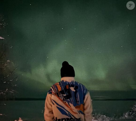 Entre sorties en chiens de traîneau, aurores boréales ou encore jacuzzi, le couple a su se ressourcer. 

Louis Bielle-Biarrey en vacances avec sa compagne Chiara en Finlande - Photo postée le 30 novembre 2025 sur Instagram