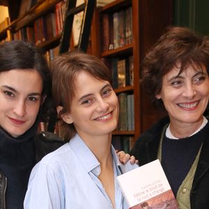 Violette d'Urso entre sa mère Inès de La Fressange et sa soeur Nine d'Urso - Violette d'Urso dédicace son livre "Même le bruit de la nuit a changé" à la librairie Galignani à Paris, France, le 25 mars 2023. © Bertrand Rindoff/Bestimage