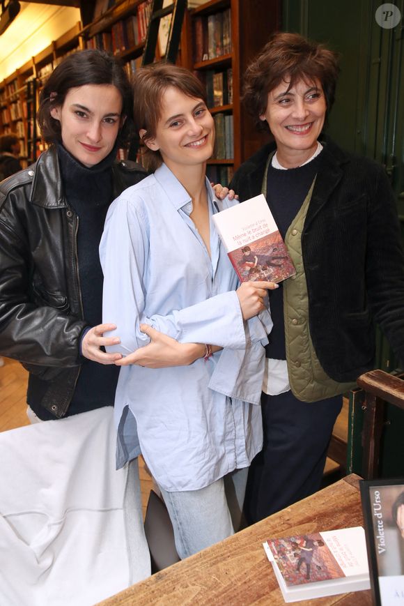 Violette d'Urso entre sa mère Inès de La Fressange et sa soeur Nine d'Urso - Violette d'Urso dédicace son livre "Même le bruit de la nuit a changé" à la librairie Galignani à Paris, France, le 25 mars 2023. © Bertrand Rindoff/Bestimage