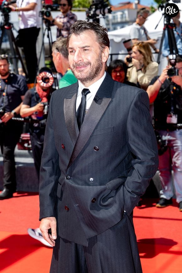 L'acteur avait d'ailleurs expliqué ce choix par pur romantisme, en référence directe aux sept lettres qui composent l'expression « je t'aime ».

Michaël Youn à la montée des marches du film « Moulin » lors du 79ème Festival International du Film de Cannes, France, le 16 mai 2026. © Jacovides-Moreau/Bestimage