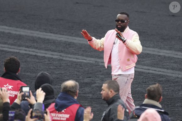 Show de de Gims lors du 105ème Prix d'Amérique à l'Hippodrome de Vincennes le 25 janvier 2026. Alors que les organisateurs avaient misé gros sur ce concert du chanteur pour attirer un nouveau public à Vincennes, celui-ci a été interrompu à plusieurs reprises avant d'être écourté, provoquant la grogne des spectateurs. D'abord très enthousiaste, le public a commencé à chanter les tubes de l'ancien membre de Sexion d'Assaut jusqu'à ce que le concert rencontre un premier souci technique. L'artiste le plus écouté de l'année 2025 a tout de même tenté de continuer son show, lançant un de ses titres a cappella, en chœur avec le public. Puis une deuxième, et une troisième coupure de son ont mis fin à la représentation. Tout en s'excusant auprès des 37 000 spectateurs présents, Gims a écourté sa prestation et pris la direction des écuries pour signer quelques autographes, et rencontrer l'entourage de Frank Gio, l'un des concurrents du Prix d'Amérique, avant de rapidement s'éclipser. © Michael Baucher/PsnewZ/Bestimage