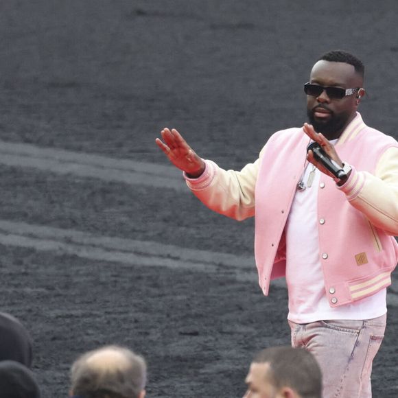 Show de de Gims lors du 105ème Prix d'Amérique à l'Hippodrome de Vincennes le 25 janvier 2026. Alors que les organisateurs avaient misé gros sur ce concert du chanteur pour attirer un nouveau public à Vincennes, celui-ci a été interrompu à plusieurs reprises avant d'être écourté, provoquant la grogne des spectateurs. D'abord très enthousiaste, le public a commencé à chanter les tubes de l'ancien membre de Sexion d'Assaut jusqu'à ce que le concert rencontre un premier souci technique. L'artiste le plus écouté de l'année 2025 a tout de même tenté de continuer son show, lançant un de ses titres a cappella, en chœur avec le public. Puis une deuxième, et une troisième coupure de son ont mis fin à la représentation. Tout en s'excusant auprès des 37 000 spectateurs présents, Gims a écourté sa prestation et pris la direction des écuries pour signer quelques autographes, et rencontrer l'entourage de Frank Gio, l'un des concurrents du Prix d'Amérique, avant de rapidement s'éclipser. © Michael Baucher/PsnewZ/Bestimage