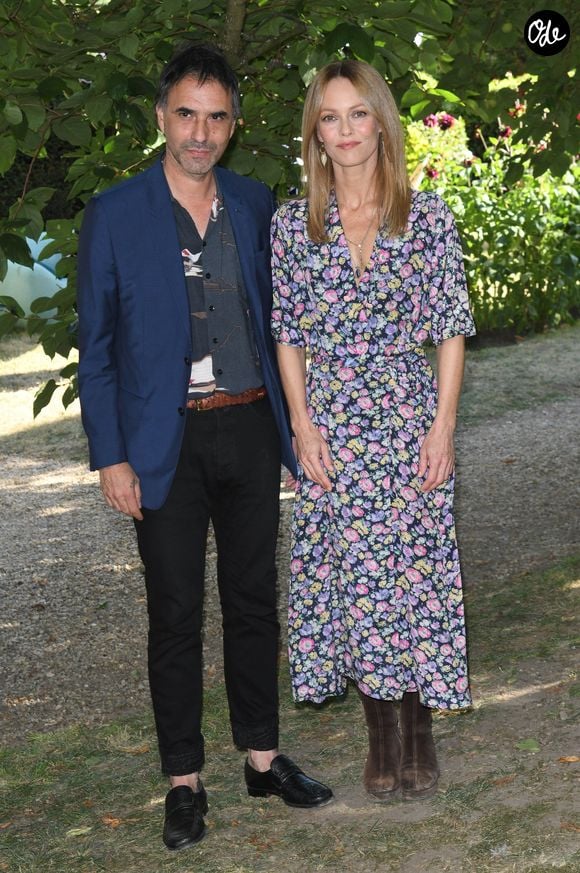 Le couple s'était rencontré en 2016 sur le tournage de Chien.

Samuel Benchetrit et Vanessa Paradis - Photocall du film "Cette musique ne joue pour personne" lors du 14ème Festival du Film Francophone d'Angoulême. Le 28 août 2021
© Coadic Guirec / Bestimage