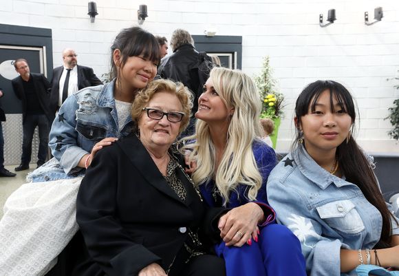 "Notre mamie, c’est la plus rock’n’roll qui soit, la plus providentielle, avec un caractère bien trempé... Et c’est pour ça qu’on l’aime tellement. Elyette, tu es notre roc, notre lumière, notre racine. Celle qui nous rassemble, celle qui nous élève" a-t-elle notamment écrit.

Exclusif - Prix Spécial - Elyette Boudou (Mamie Rock), Laeticia Hallyday et ses filles Jade et Joy - Laeticia Hallyday reçoit la médaille de la ville de Toulouse en compagnie de ses filles et d'Elyette Boudou avant de quitter l'Esplanade Johnny Hallyday. Laeticia Hallyday et ses filles Jade et Joy sont venues inaugurer une esplanade portant le nom de Johnny Hallyday située en face du Zénith de Toulouse, le 15 juin 2019, date hautement symbolique puisque le rockeur aurait eu 76 ans. Laeticia porte le pendentif crucifix de Johnny autour du cou. © Dominique Jacovides/Bestimage