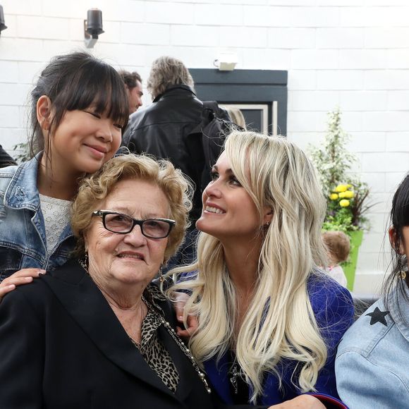 "Notre mamie, c’est la plus rock’n’roll qui soit, la plus providentielle, avec un caractère bien trempé... Et c’est pour ça qu’on l’aime tellement. Elyette, tu es notre roc, notre lumière, notre racine. Celle qui nous rassemble, celle qui nous élève" a-t-elle notamment écrit.

Exclusif - Prix Spécial - Elyette Boudou (Mamie Rock), Laeticia Hallyday et ses filles Jade et Joy - Laeticia Hallyday reçoit la médaille de la ville de Toulouse en compagnie de ses filles et d'Elyette Boudou avant de quitter l'Esplanade Johnny Hallyday. Laeticia Hallyday et ses filles Jade et Joy sont venues inaugurer une esplanade portant le nom de Johnny Hallyday située en face du Zénith de Toulouse, le 15 juin 2019, date hautement symbolique puisque le rockeur aurait eu 76 ans. Laeticia porte le pendentif crucifix de Johnny autour du cou. © Dominique Jacovides/Bestimage