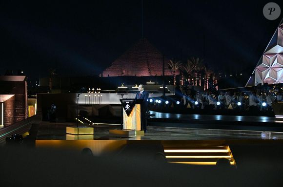 De nombreuses oeuvres sont exposées et attirent les touristes. 

Le président égyptien Abdel Fattah Al-Sisi et la Première dame Entissar Al-Sisi assistent à la cérémonie d'inauguration du Grand Musée égyptien au Caire, en présence de délégations d'environ 80 pays, de représentants d'organisations internationales et régionales et de grandes entreprises mondiales. © Zuma Press/PsnewZ/Bestimage