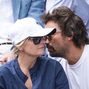 Anne-Élisabeth Lemoine et Bertrand Chameroy en tribunes lors des Internationaux de France de Tennis de Roland Garros 2025, à Paris, France, le 7 juin 2025. © Cyril Moreau/Bestimage