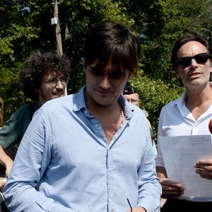 Anthony Delon et son demi-frère Alain-Fabien découvrent les hommages devant les grilles de la propriété de Douchy, quelques heures avant les obsèques de leur père, A.Delon, le 24 août 2024. Décédé le 18 août 2024, l'acteur a rendu son dernier souffle, entouré des siens dans sa propriété de Douchy, où il sera inhumé, le 24 août 2024 vers 17 heures dans une chapelle, construite il y a une vingtaine d'années. Agence / Bestimage