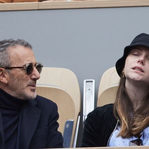 Elie Semoun et sa compagne Aude dans les tribunes au même moment dans les tribunes des Internationaux de France de tennis de Roland Garros 2024 à Paris, France, le 2 juin 2024. © Jacovides-Moreau/Bestimage
