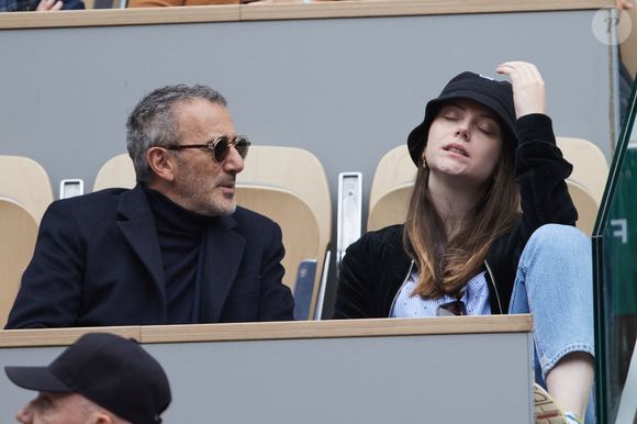 Elie Semoun et sa compagne Aude dans les tribunes au même moment dans les tribunes des Internationaux de France de tennis de Roland Garros 2024 à Paris, France, le 2 juin 2024. © Jacovides-Moreau/Bestimage