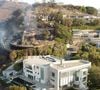 Une demeure qui possède "un pavillon en pierre calcaire à deux niveaux, une piscine et une terrasse à flanc de falaise, ainsi qu’un terrain de motoculture bordé d’arbres". 

Exclusif - La maison de Tom Hanks a été épargnée par l'incendie de Pacific Palisades alors que ses proches voisins n'ont pas eu la même chance ! le 9 janvier 2025.