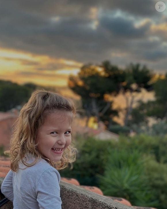 Pour rappel, Céline était déjà maman de trois enfants — Lila, ainsi que les jumeaux Lohan et Mahé — lorsqu’elle a croisé le chemin de Clément, lui-même papa de Brice et Julia.

Famille Baudrand Instagram