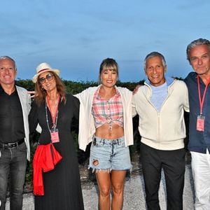 Claude et Didier Deschamps, Pascale Rivolta, du protocole de la mairie d'Eze, Mélanie Page, son mari Nagui et David Brécourt durant la soirée de clôture de la 1ere édition du festival Les Théâtrales d’Eze en plein air à l'oppidum du Col d'Eze avec la pièce "Brexit sentimental", le 8 août 2023. 
© Bruno Bebert / Bestimage