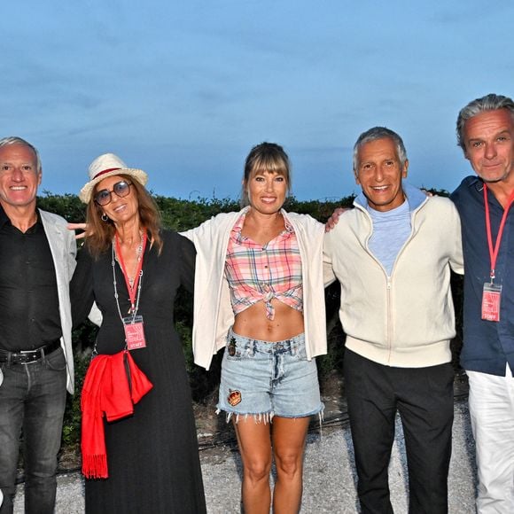 Claude et Didier Deschamps, Pascale Rivolta, du protocole de la mairie d'Eze, Mélanie Page, son mari Nagui et David Brécourt durant la soirée de clôture de la 1ere édition du festival Les Théâtrales d’Eze en plein air à l'oppidum du Col d'Eze avec la pièce "Brexit sentimental", le 8 août 2023. 
© Bruno Bebert / Bestimage