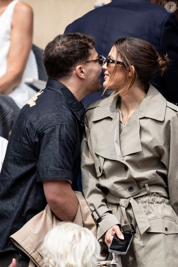 Antoine Dupont et Iris Mittenaere lors de la finale messieurs des Internationaux de France de Tennis de Roland Garros 2025, le 8 juin 2025. 

Photo : Cyril Moreau / Bestimage