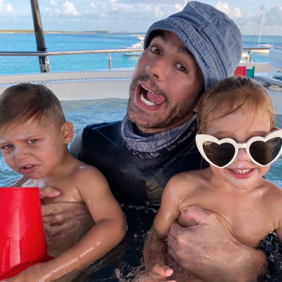 Enrique Iglesias et ses jumeaux Nicholas et Lucy, en juillet 2021 sur Instagram.

Photo : Instagram