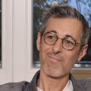 Alors, pour ne pas quitter ni perturber sa chienne, il a pris une grande décision.

Michael Goldman sur Youtube