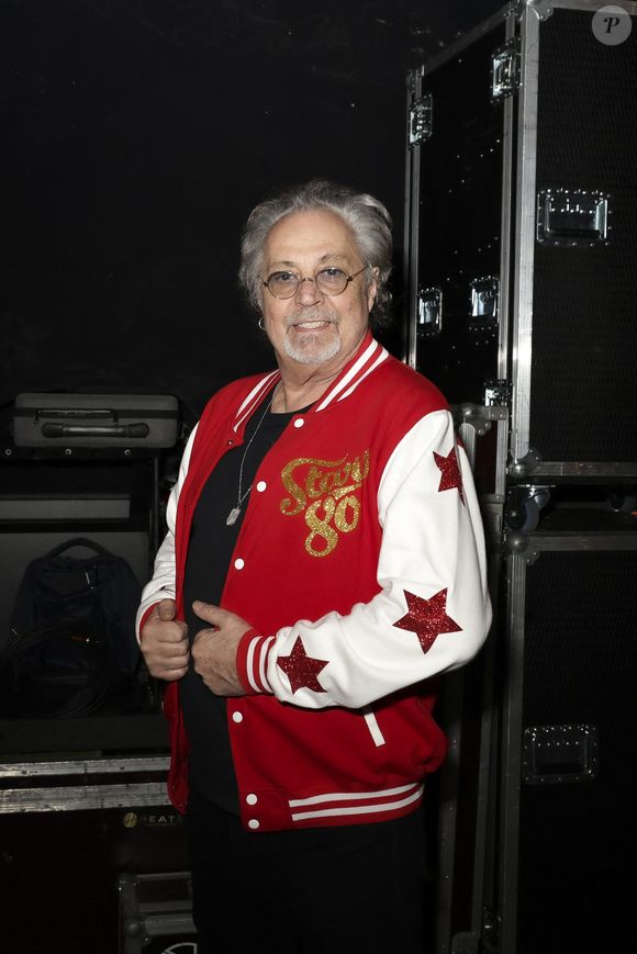 "Là, je suis dans une maison plus petite mais pleine d'histoire, qui me correspond bien", a-t-il ainsi expliqué

Exclusif - Patrick Hernandez en backstage du concert Stars 80 vs Stars 90 au stade Decathlon Arena à Lille le 6 juin 2025. Ce concert sera diffusé en direct sur M6 le 7 juin 2025.
© Jack Tribeca / Bestimage