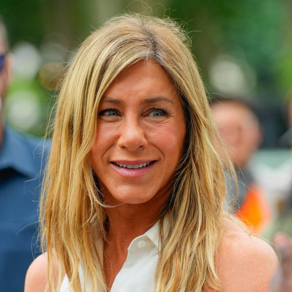 07/27/2024 Jennifer Aniston a été aperçue sur le lieu de tournage du 'Morning Show' à New York City. L'actrice américaine de 55 ans portait un haut blanc sans manches associé à un pantalon beige et des talons. Jennifer semblait regarder un playback de scènes avec les membres de la production.
©The ImageDirect / Bestimage
